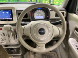 インテリアに合わせたデザインのステアリングは、運転される方のことも考え、運転しやすい形状、大きさです。是非一度、実際に触ってお確かめください。