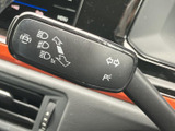 操作しやすい位置に配置されたレバーで、スムーズなウインカー操作が可能。安全運転をサポートします。