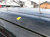 ルーフの運転席側中央付近にへこみがあります。
