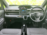 運転席からの操作がスムーズに行えるよう、視界を妨げない位置に配置されています。快適なドライブをサポートする頼れる相棒です。