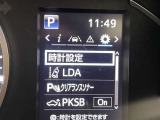 レーンディパーチャーアラートとは車線または走路からの逸脱の可能性を警告すると共に、車線または走路からの逸脱を避けるためのハンドル操作の一部を支援する機能です。詳細は販売店スタッフまでおたずねください。