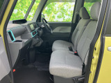 運転しやすいシンプルなインストルメントパネル。操作も直感的に行えます。広々とした室内空間で、快適な運転をサポートします。