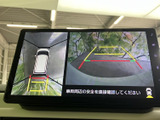 後方確認をサポートするモニター。駐車時の安全性向上に貢献します。狭い場所でも落ち着いて操作できます。