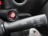 オートヘッドライト標準装備です。車外の明るさに応じて自動的にヘッドライトの点灯・消灯をしてくれます。トンネルの出入り口などで活躍してくれます。