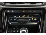 【エアコン】2ゾーンフルオートエアコンディショナー(運転席助手席)になっております。暑がりの方と寒がりの方が同席しても大丈夫です。