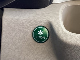 【eコンスイッチ】低燃費運転をサポートするECONモード。スイッチをONすると、エンジンやトランスミッション、A/Cなどを協調制御し、燃費の向上に貢献。エコドライブの効果を高めます。