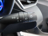 スイッチをオートに設定しておけば、車外の明るさに応じて自動的にヘッドランプを点灯・消灯します。夕暮れ時やトンネルの続く山道などを走行する時に便利なコンライトを装備しています。