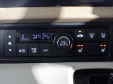 運転席からも手が届きやすく、操作しやすい空調コントロールパネル。オートエアコンなので操作の煩わしさが無くオールシーズン快適にドライブできます。快適空間で運転に集中できますね。