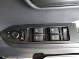 パワーウィンドウスイッチで運転席から全席の窓の開閉ができます。