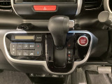 CVT車のセレクトレバーです。低速から高速まで、変速ショックのないスムーズな走りを実現するとともに、エンジン効率のよい領域を維持することで燃費にも貢献します。