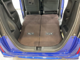 後席背もたれを倒せばちょっと大きめの荷物や長いものを積みたい時に便利です。w