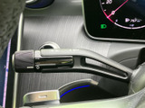 操作しやすい位置に配置されたウインカーレバーで、安全な車線変更をサポート。スムーズな操作感で、運転の快適性を高めます。確実な操作を心がけましょう。