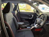 運転席の画像です。足元やシートまわりに余裕があり、リラックスした姿勢で運転が可能です。視界も良好で操作系へのアクセスもしやすく、快適で安心感のあるドライブをサポートします。