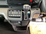 足元スッキリ、インパネシフトです。パーキングブレーキはフットブレーキタイプなので、運転席と助手席の間がスッキリしています。