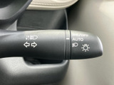 操作しやすいウインカーレバー。確実な操作感で、安全な車線変更をサポート。運転の信頼性を高める、重要な機能です。