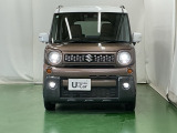 LEDヘッドライトを装備しています。LEDヘッドライトはとても明るく、雨の日や夜間走行も安全・安心です。オートライトコントロール付きで周囲の明るさに応じて自動で点灯・消灯します