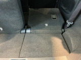 ワンアクションで後席を倒して、さらに使いやすく!!背もたれを左右別々に倒すことができます。