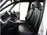 高いホールド性で運転姿勢が安定します。長距離ドライブでも疲れにくいのが魅力です。快適なドライビングライフをお送りください♪