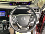 本革ハンドルの後ろには7速パドルシフトがあります。指先で操る事で、マニュアル車感覚のシフトチェンジが楽しめます。また、右にクルーズコントロール、左にオーディオリモコンスイッチがあります。