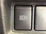 【アダプティブハイビーム】遠くまで明るく照らすハイビームを先行車や対向車に照射しない様、自動で調整!毎回手動で切り替える必要がなく、夜間走行時のストレスも軽減。安全性向上にも寄与します。