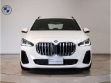 BMW代表的な特徴のキドニーグリル。BMWのすべてのモデルに採用され、BMWらしさを強調しております。
