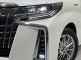 【LEDヘッドライト】悪天候や夜間走行時も良好な視界を確保し安心して運転できる高輝度LEDヘッドライトを装備!点灯速度が早く、消費電力も抑えられています。