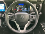 握りやすいステアリングで、快適な運転操作を実現。操作性にも優れており、運転中の疲労を軽減します。ステアリング周りのスイッチ類も使いやすく設計されています。