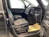 包み込むような背もたれがドライバーの身体全体をしっかり支えます。長時間の運転も快適な座り心地です。