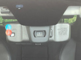 【アイサイト】前方の車両等を検知し、衝突しそうな時は警報で注意を促し、ブレーキを踏む力をサポート。ブレーキを踏めなかった場合は衝突被害軽減ブレーキが作動、衝突回避をサポートします。