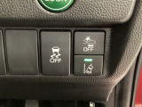 衝突の危険がある時に警告してくれる衝突軽減ブレーキ。車線を外れそうな時に警告し、ステアリング制御してくれる路外逸脱制御機能搭載!