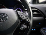レーダークルーズコントロール(全車速追従機能付)付きです。車速に応じて追従支援してくれるので、ロングドライブも快適です。詳細は販売店スタッフまでおたずねください。