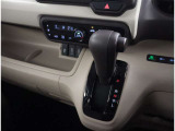 スマートキー付きです。スマートキーとは鍵を車に差し込まなくても、ドアノブを触ったりするだけで、ドアロックを解錠できます。これが凄く便利なんですよ。