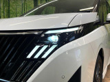 【LEDヘッドライト】悪天候や夜間走行時も良好な視界を確保し安心して運転できる高輝度LEDヘッドライトを装備!点灯速度が早く、消費電力も抑えられています。