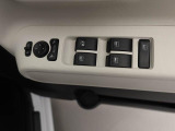パワーウィンドウのスイッチです。 運転席に居ながら助手席の窓を開け閉めできるので便利ですよ。 ロック機能も付いてるので子供がイタズラして窓を開けるという事もできなくできますよ。