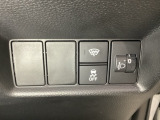 ハンドルの右側にはヘットライトリベライザーとVSA(ABS+TCS+横滑り抑制)の解除スイッチがついています。ヘッドライトリベライザーは道路状況や積荷の加重に応じてライトの高さを調節できます。