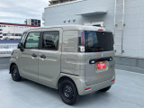 左斜め後ろからの特徴的なフォルム。ボックス型で車体全体を把握しやすく運転しやすそうですね♪