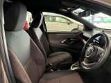 運転席の画像です。足元やシートまわりに余裕があり、リラックスした姿勢で運転が可能です。視界も良好で操作系へのアクセスもしやすく、快適で安心感のあるドライブをサポートします。