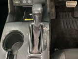 CVT車のセレクトレバーです。低速から高速まで、変速ショックのないスムーズな走りと、エンジン効率のよい領域を維持して燃費にも貢献します。サイドブレーキはスイッチ操作の電子制御パーキングブレーキです。