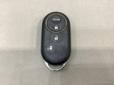 リモコンエンジンスターターを装備しています。操作キーはスマートキーも兼用しており、鍵を差し込むことなくドアロックの開け閉めと、スタートボタン操作でのエンジンスタートができます。