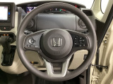 ハンドルにHondaセンシング系のクルーズコントロールやレーンキープアシストなどのスイッチと、オーディオの操作スイッチが装備されています。ハンドルから手を離さず安全に操作できます。