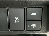 パワーテールゲートの開閉、横滑りを防ぐVSA等のスイッチ類は運転席の右側、手の届きやすい位置にあります。