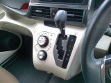 こまめな温度管理のできるオートエアコンがついたお車です
