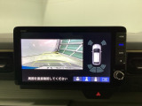 バックギアに入れますとご覧のような画像に自動的に切り替わります。車庫入れ時に役立ちます。