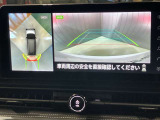 【アラウンドビューモニター】車を上から見下ろしているかのような映像で周囲の状況がひと目で確認、狭い駐車場に駐車するときも安心です♪