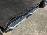 【フィックスドサイドステップ ディーラーOP価格￥266530】車両への乗り降りを助け、ルーフへの荷物の積み込みを容易にします。オフロードスタイルを際立たせます。