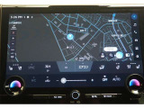 ディスプレイオーディオ(コネクティッドナビ対応)PLUS搭載。T-Connectご契約で2028年9月まで無償で利用できるナビ(期限到来後は有償)と、解約後も利用できる車載ナビが搭載されています。