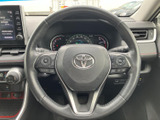 握りやすい形状で、運転操作をスムーズに行えます。スポーティーなデザインが、運転の楽しさを引き立てます。