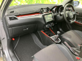 運転席周りは、シンプルで機能的なデザイン。操作しやすい配置で、集中して運転に臨めます。快適なドライビングをサポートします。