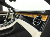 ベントレーは全てオーダーでの発注となっておりますので同じ車種でもステッチやベニヤ部分でまったく違う表情を感じることができます。