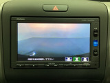ギヤをR(バック)に入れるとナビの画面に後ろの映像が映るリアカメラ付です。後退時、コンディションが悪い視界でもカラーバックモニターがドライバーをサポートします。